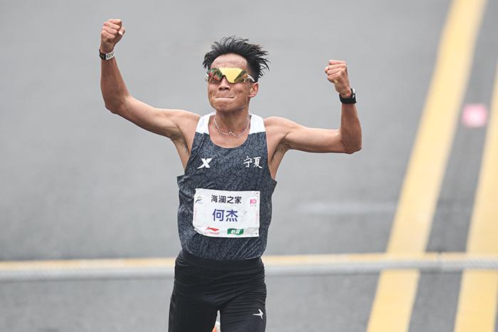 2小時06分57秒！何杰打破全國馬拉松紀錄