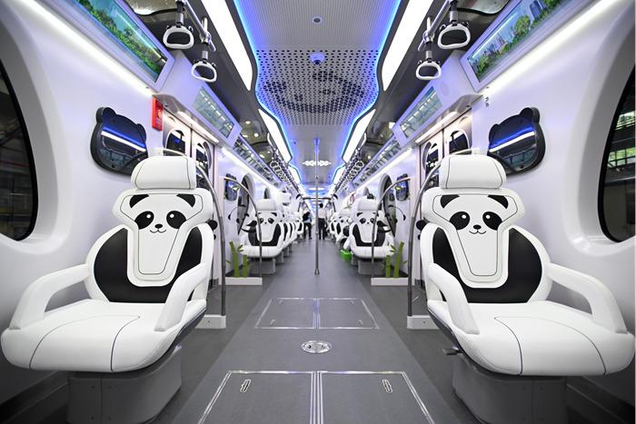 國(guó)內(nèi)首列“熊貓主題”跨座式單軌列車(chē)亮相重慶