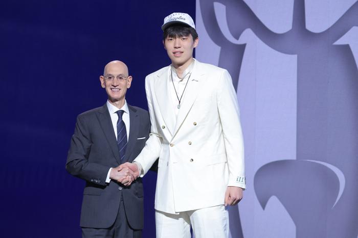 生日當(dāng)天圓夢NBA 楊瀚森首輪第16順位被選中