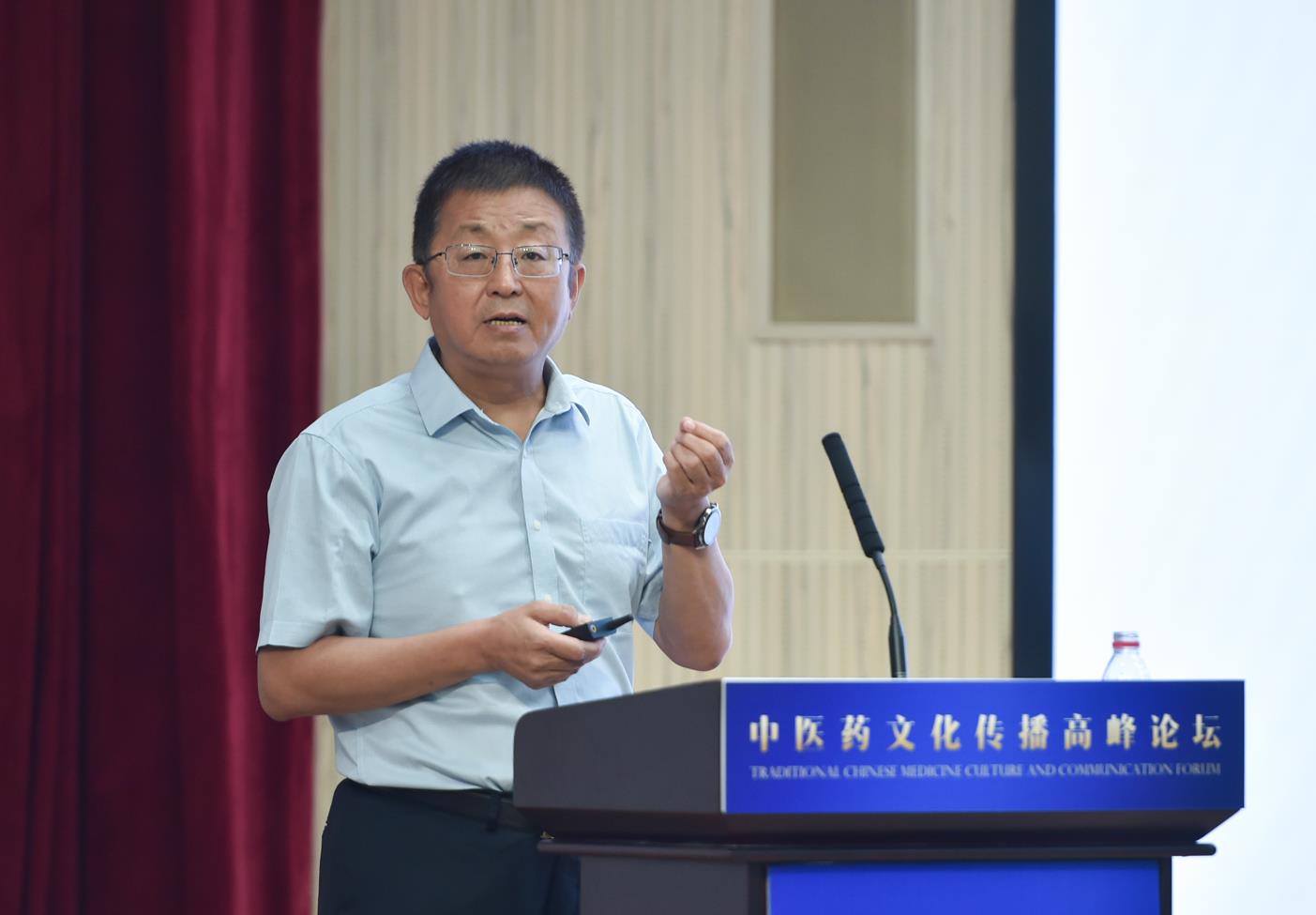 中國(guó)中醫(yī)科學(xué)院原院長(zhǎng)、首席研究員、中國(guó)非物質(zhì)文化遺產(chǎn)保護(hù)協(xié)會(huì)副會(huì)長(zhǎng)兼中醫(yī)藥委員會(huì)會(huì)長(zhǎng)曹洪欣發(fā)表主旨演講。