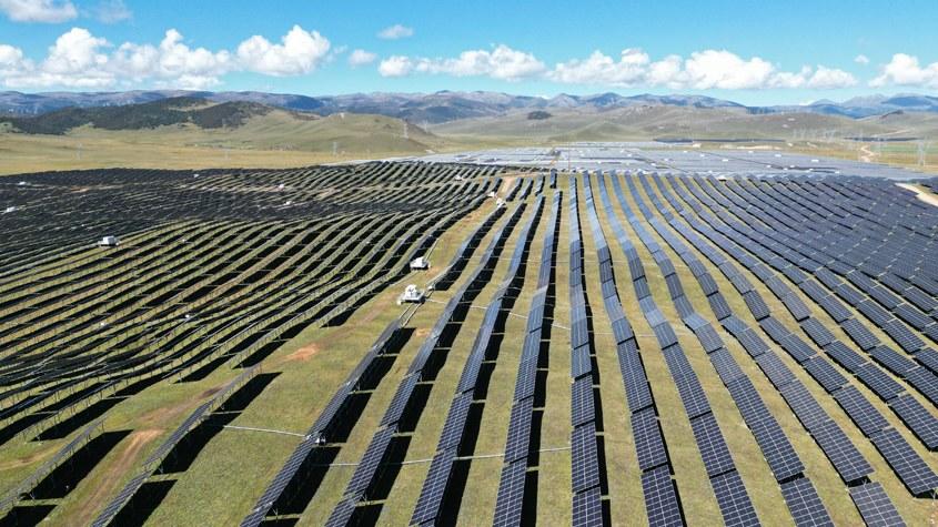 超4000米海拔光伏基地成牦?！疤炷徊蛷d”